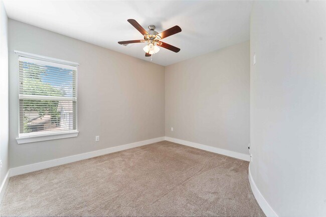 Building Photo - 4310 Fernwood Dr