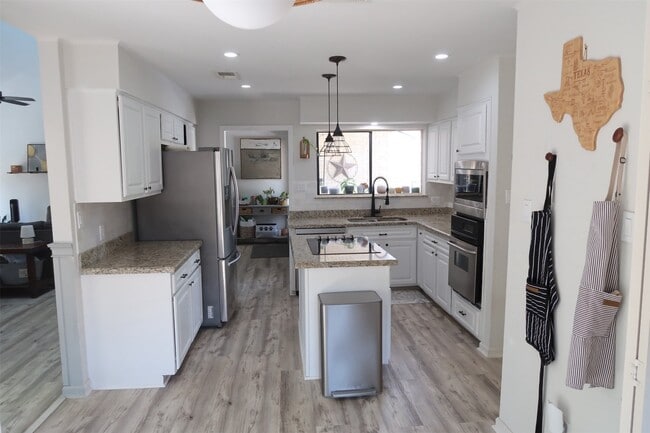 Building Photo - 12800 Briar Forest Dr
