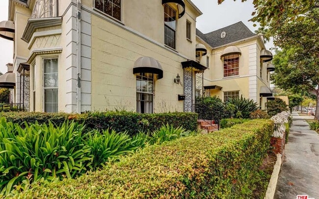 Building Photo - 201 S Doheny Dr