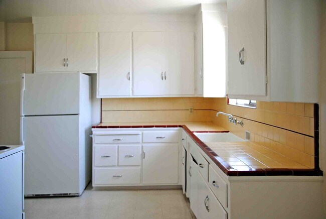All electric kitchen - 523 Athol Ave