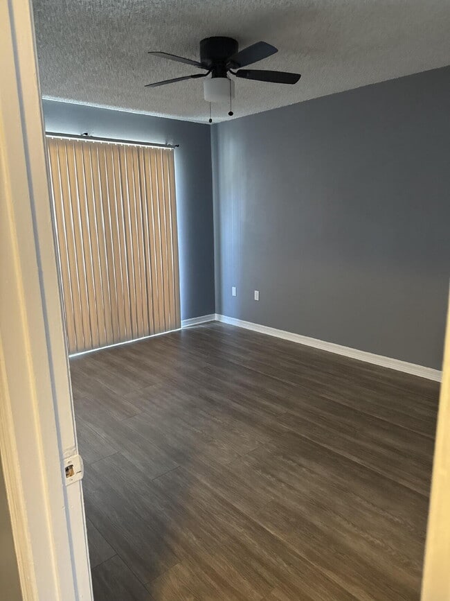 Building Photo - Newly Renovated 2 bedroom Townhouse