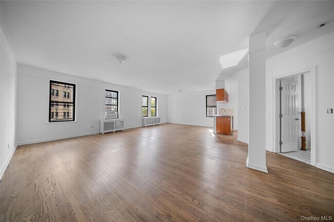 Building Photo - 779 Riverside Dr
