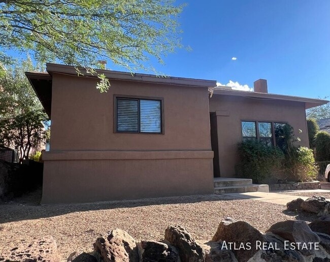 Building Photo - 810 E 9th St