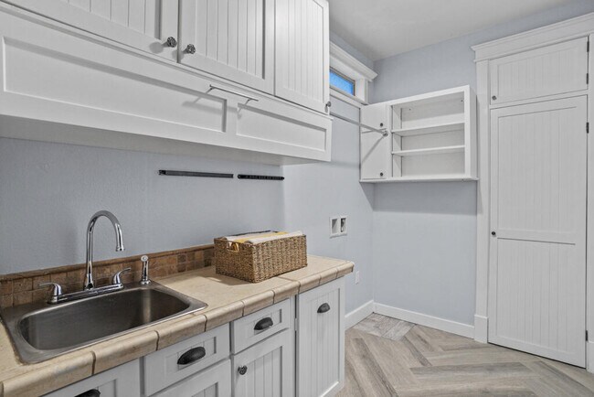 Building Photo - 6464 Snowheights Ct