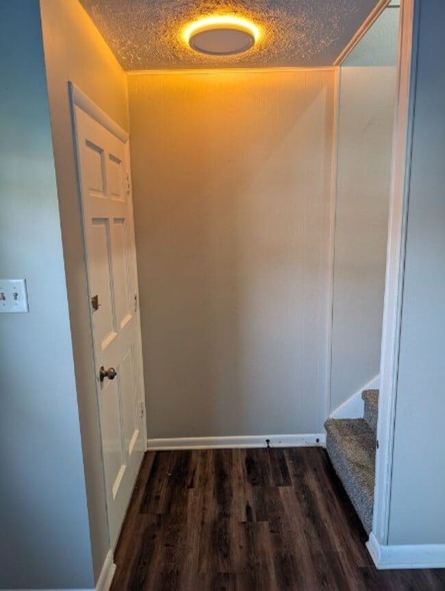Building Photo - Spacious 2-Bedroom, 1-Bath Apartment Near Karns – Quiet Living with a Large Yard