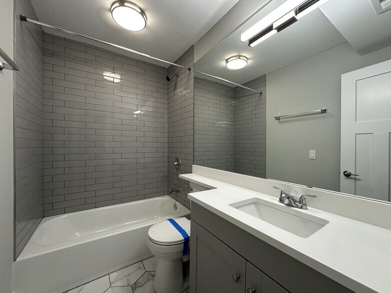 Building Photo - 1220 N La Salle Dr