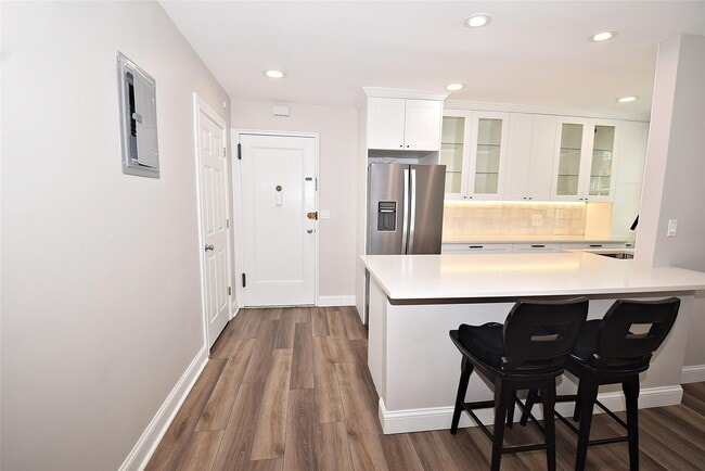 Building Photo - 275 Maple Ave
