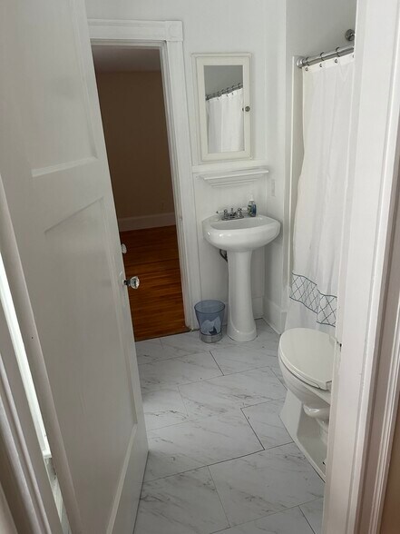 Bathroom, from bedroom 2 - 19 Elsmere Ave