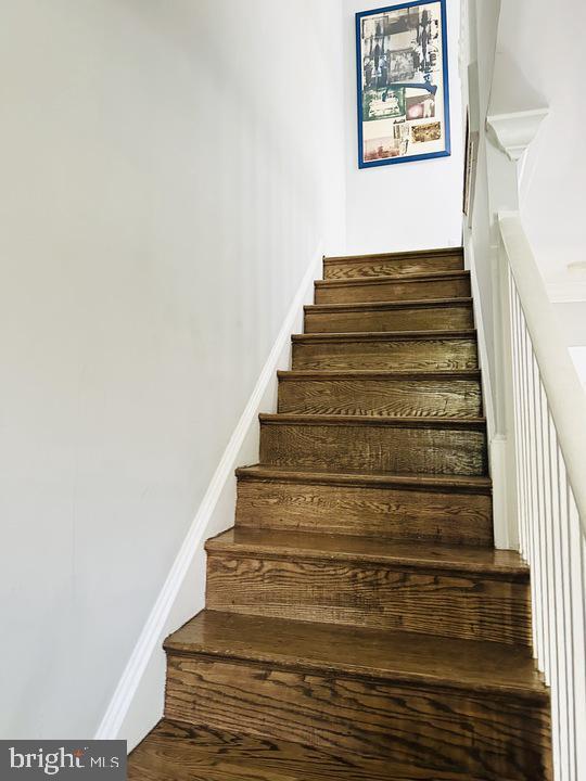 Building Photo - 1911 D St NE