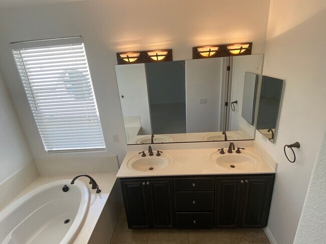 Building Photo - Beautiful 3Bed/3Bath/2Car corner lot home located in the guard gated Tuscany Community