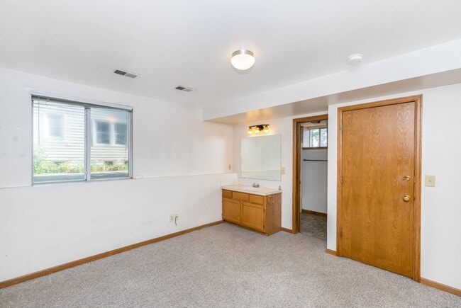 Building Photo - 4 Bedrooms, each with Ensuite Bathrooms!