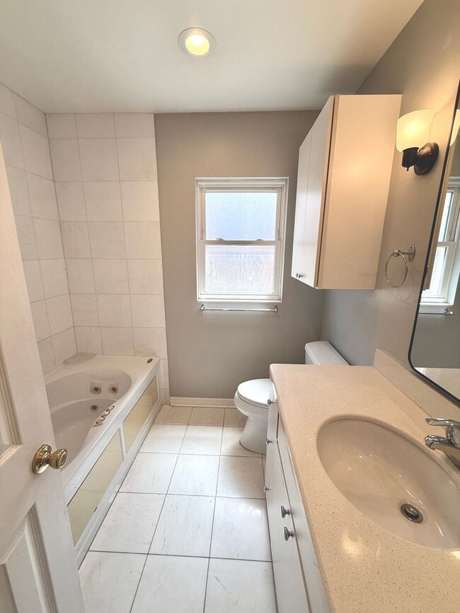 Building Photo - Large 5BD 3.5BA Home w/ Bonus ADU close to...
