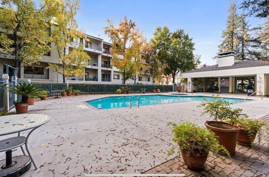 Building Photo - 4691 Albany Cir