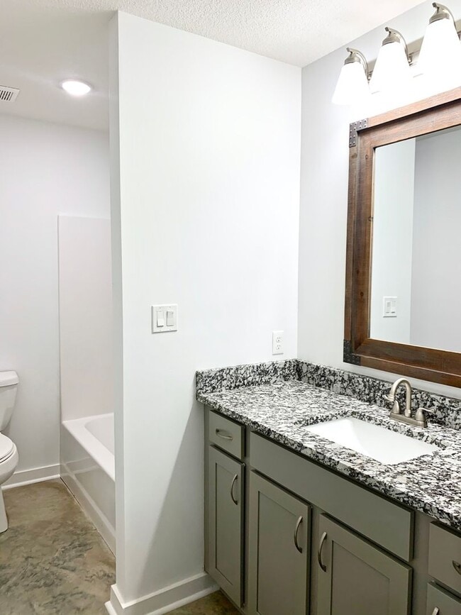 Building Photo - 260 Wolf Den Dr