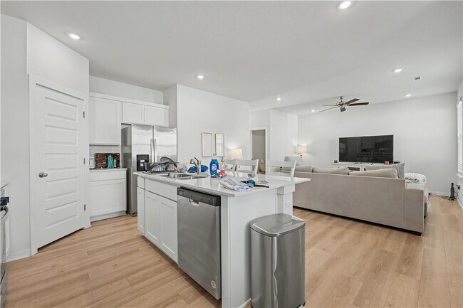 Building Photo - 4885 W Triangle St