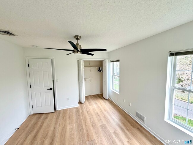 Building Photo - 19 Lakeview Dr