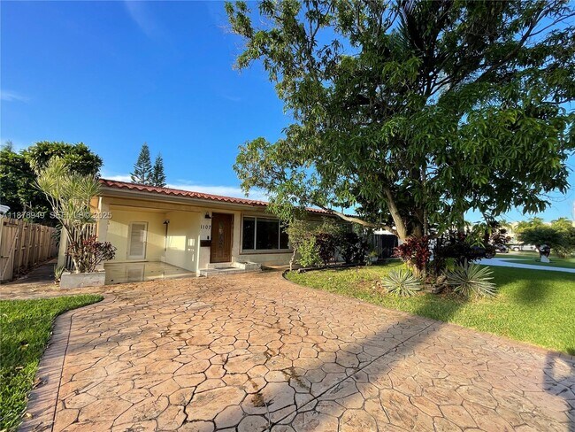 Building Photo - 1107 NE 8th St