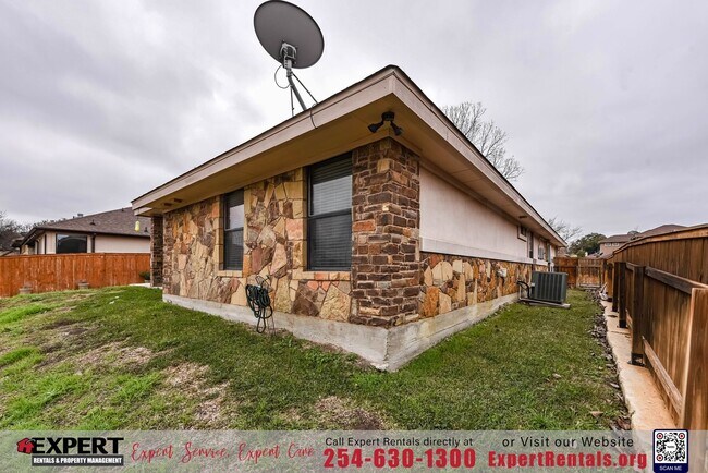 Building Photo - GORGEOUS 3 BEDROOM HOME WITH SOLAR PANELS!!