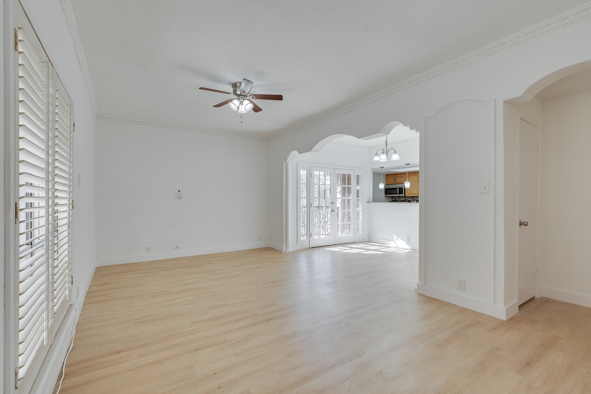 Spacious and Bright Living Space - 4023 Wycliff Ave