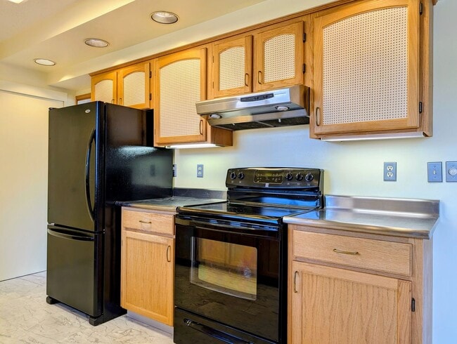 Building Photo - Over Sized 3-Bed, 2.5-Bath SFH w/ 2-Car Garage, & Fenced Backyard!
