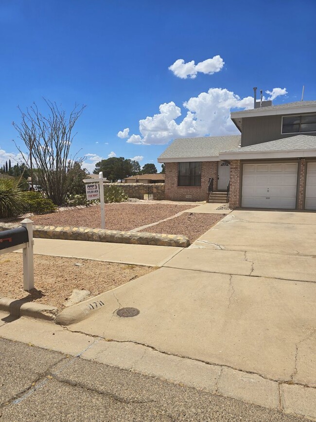Building Photo - BEAUTIFUL EASTSIDE HOME