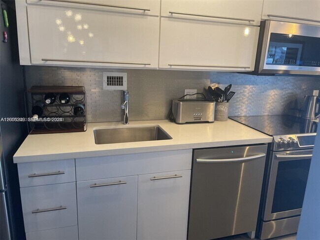 Building Photo - 1000 West Ave