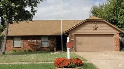 Building Photo - 1608 Oakcliff Rd