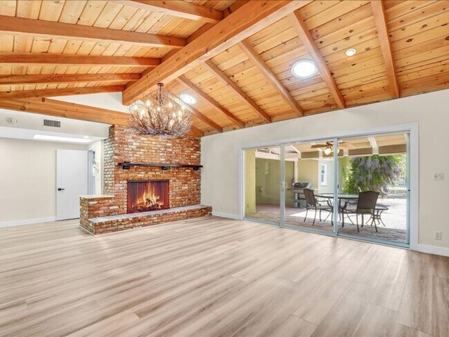 Building Photo - Welcome to this charming 3-bedroom, 2-bath...