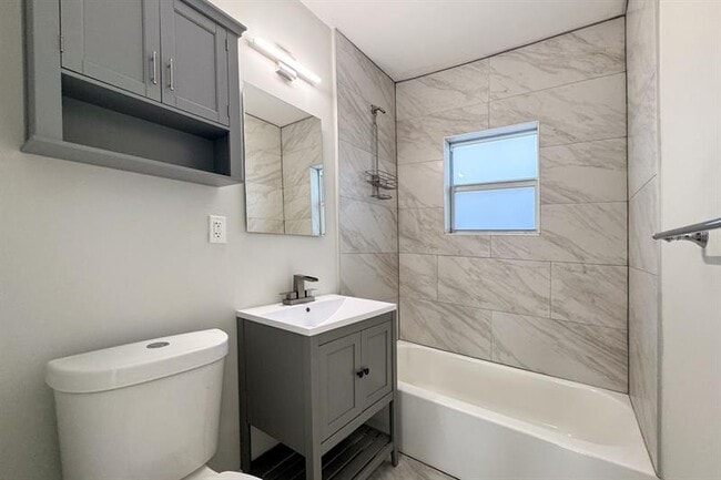 Building Photo - 1641 NE 5th Ct