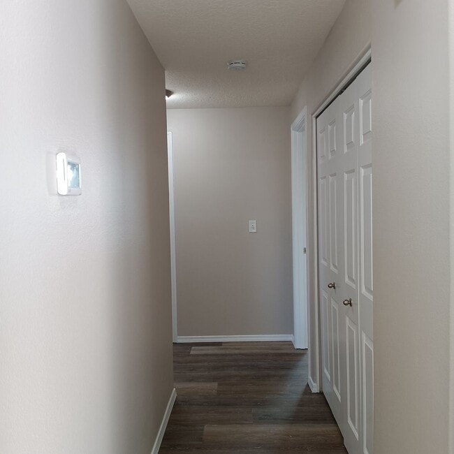 Building Photo - Relax and Enjoy Your Next Home in Monouth!