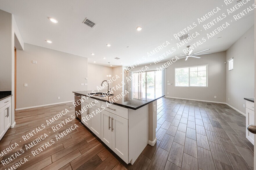 Building Photo - 3865 E Dogwood Pl