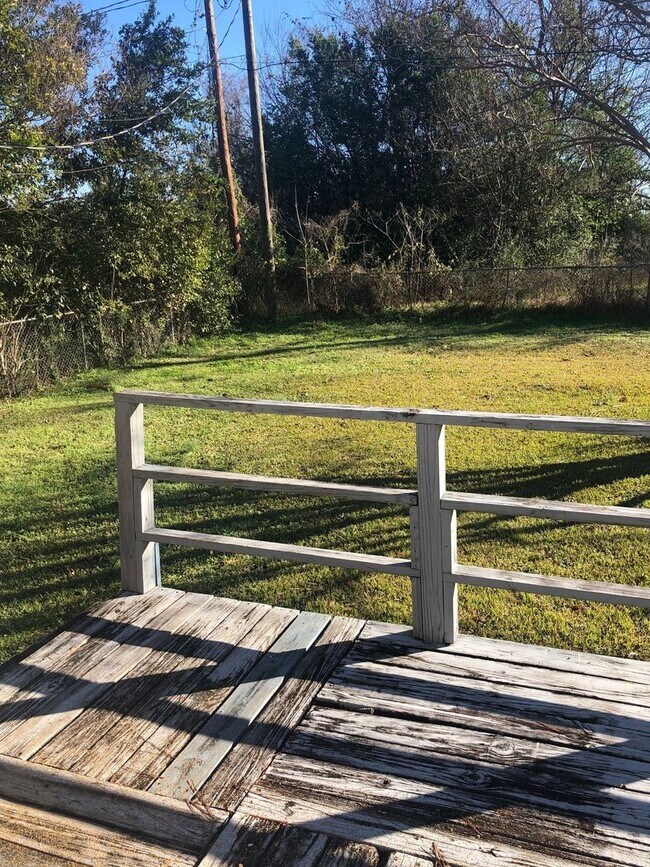 Building Photo - Nice 4 Bed 2.5 Bath House! Available July 2026!