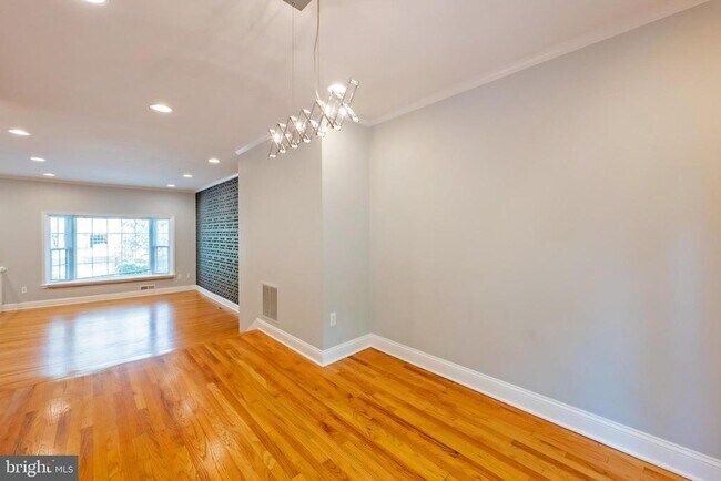 Building Photo - 215 Lynn Manor Dr