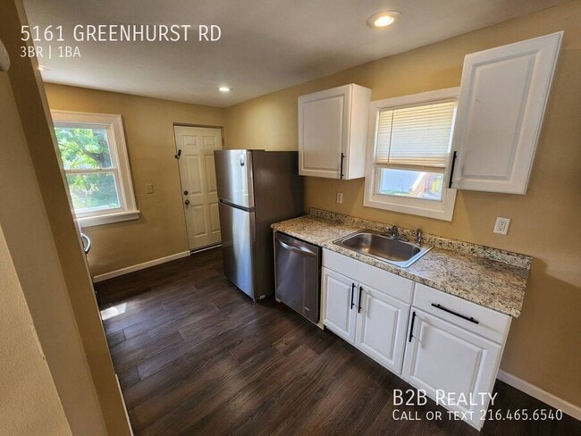 Building Photo - 5161 Greenhurst Dr