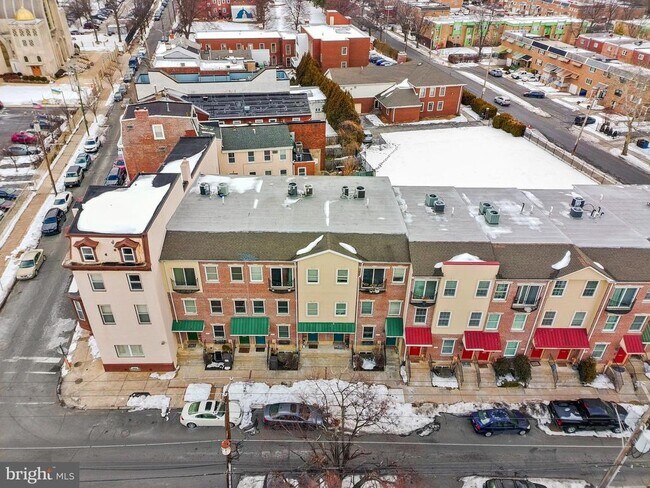 Building Photo - 715 Brown St