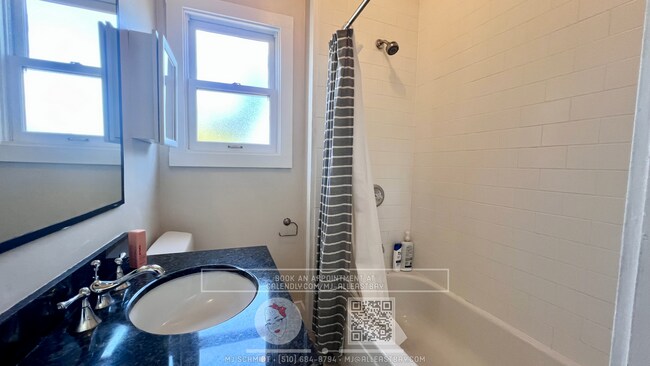Building Photo - Large top floor 3 bedroom fully furnished walking distance to UC Berkeley Campus!