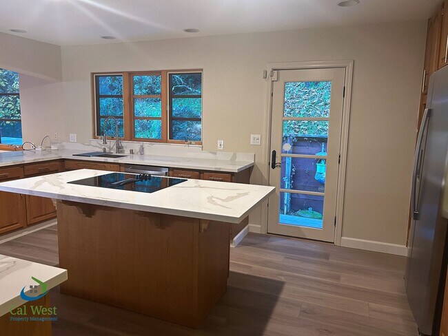 Building Photo - $4,595 - Large Gorgeous 3/2 Tri-Level Home with Beautiful Views in Gilroy near Wineries