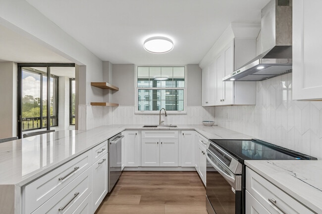 Building Photo - 14810 Rue De Bayonne