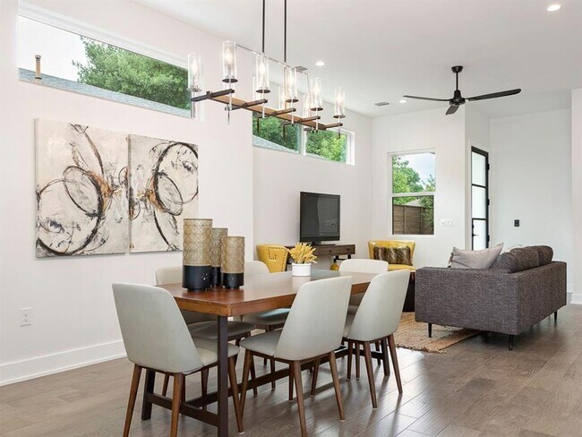 Building Photo - 1111 Brookswood Ave