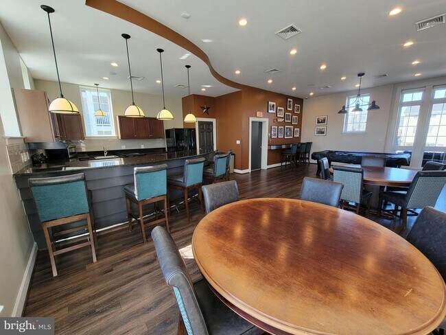 Building Photo - 4151 S Four Mile Run Dr