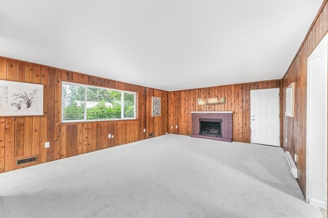 Building Photo - Fully Renovated & Very | Huge Yard | New HVAC | Lease w/ Option to Buy