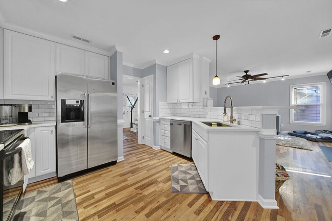 Building Photo - Spacious 4 Bed 2.5 bath Home in Davis Lake...