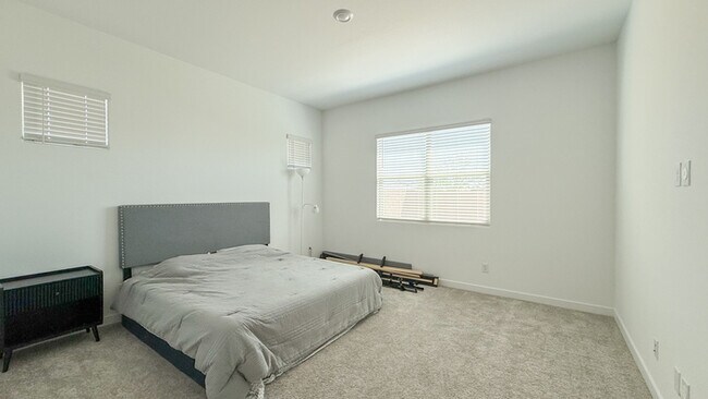 Building Photo - 2041 W Sierra Sunset Trail