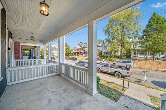 Building Photo - Prime Location 4BR house just off High St!