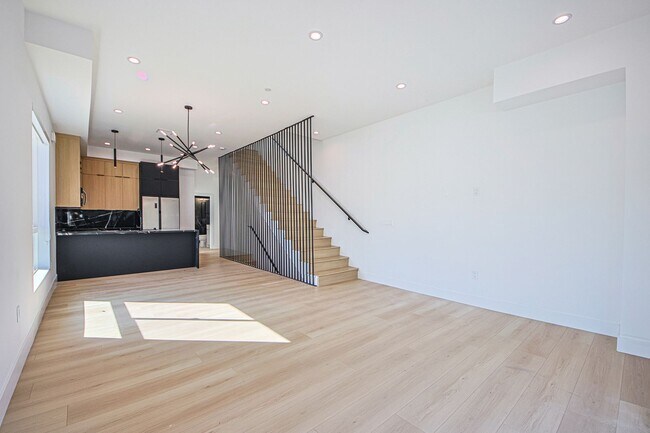 Building Photo - 715 N Gramercy Pl