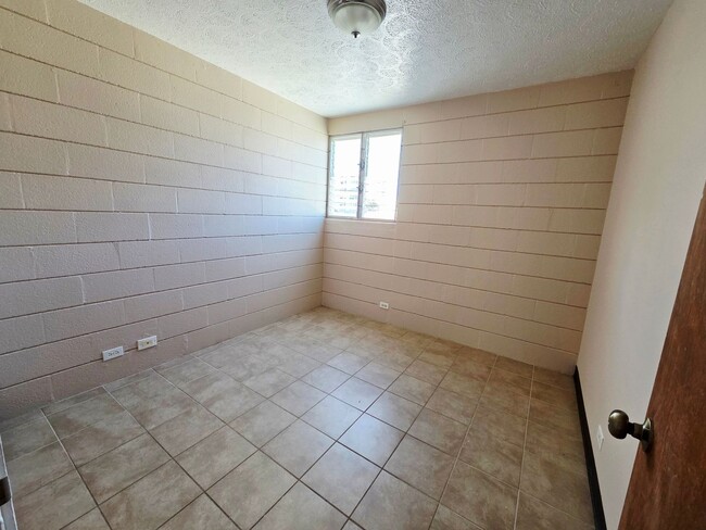Building Photo - McCully/Moiliili - Near UH, Waikiki, Shopping & Restaurants