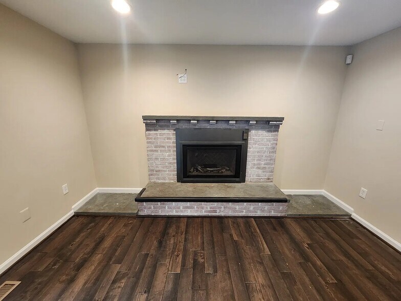 Building Photo - 721 Symphony Woods Dr