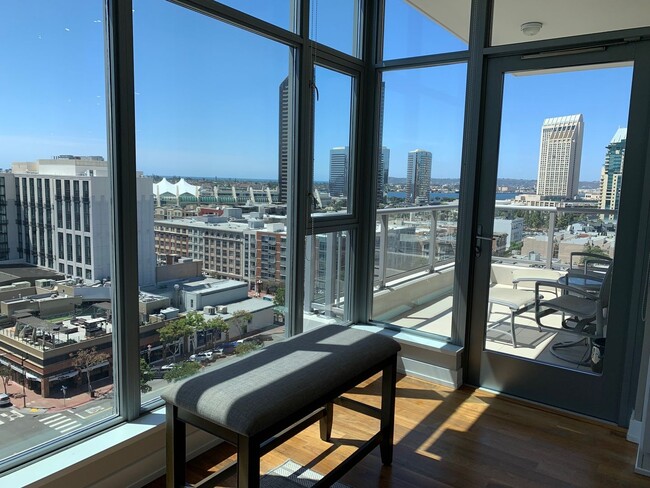 Building Photo - Downtown San Diego - fully furnished upsca...