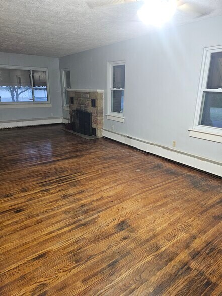 Building Photo - 878 S Main St