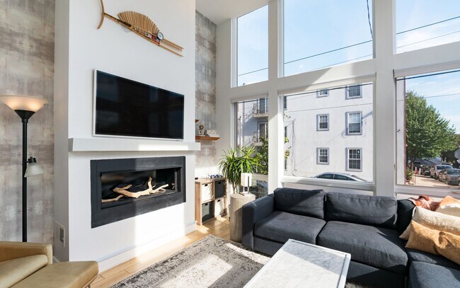 Building Photo - Three Bed Olde Kensington Home